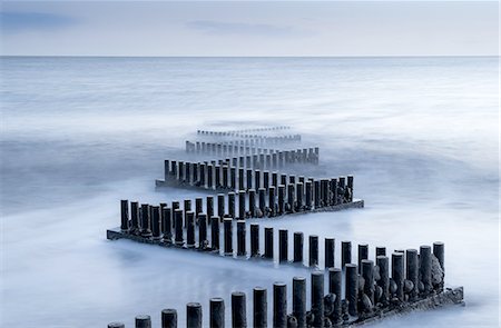 A metal groyne zig zags into the sea on Caister beach. Stockbilder - Lizenzpflichtiges, Bildnummer: 872-08246105