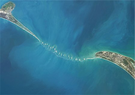 simsearch:872-06160839,k - Satellite view of Adam's Bridge. This chain of limestone shoals connects Sri Lanka to India. This image was taken in 2014 by Landsat 8 satellite. Fotografie stock - Rights-Managed, Codice: 872-08689403