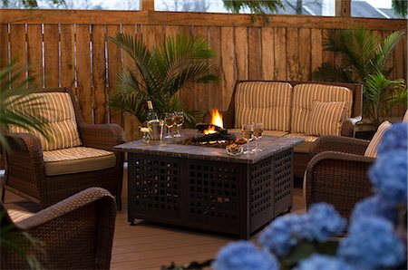 simsearch:872-08914934,k - Deck with fire pit and white wine, 1825 Inn, Palmyra, PA. Photographie de stock - Rights-Managed, Code: 872-08914923