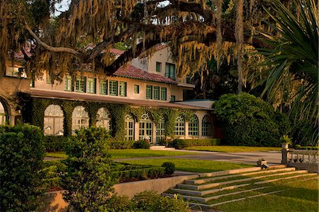 floride - Daytime exterior of 1920's Florida resort, Club Continental, Orange Park, FL. Photographie de stock - Rights-Managed, Code: 872-08914935