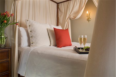 simsearch:872-08915093,k - Champagne on bed with drapery, Fife and Drum Inn, Williamsburg, VA. Photographie de stock - Rights-Managed, Code: 872-08914949