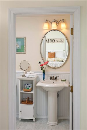 simsearch:872-08914934,k - View into Cape Cod guestroom bathroom, High Pointe Inn, West Barnstable, MA. Photographie de stock - Rights-Managed, Code: 872-08914957