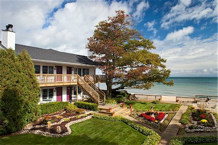 simsearch:872-08915093,k - Daytime exterior of Lake Huron Inn overlooking the beach, Huron House B&B, Oscoda, MI. Photographie de stock - Rights-Managed, Code: 872-08914960
