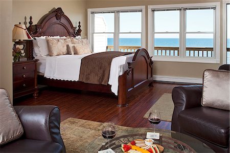 simsearch:872-08914934,k - Lake Huron inn guestroom overlooking the lake, Huron House B&B, Oscoda, MI. Photographie de stock - Rights-Managed, Code: 872-08914962