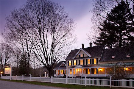 simsearch:872-08914934,k - Twilight exterior of a Vermont B&B, Jackson House, Woodstock, VT. Stock Photo - Rights-Managed, Code: 872-08914963