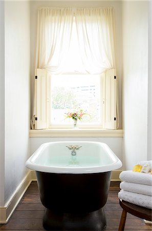 simsearch:872-08914934,k - Vignette of filled cast iron tub, Rachel Dowry's B&B, Baltimore, MD. Photographie de stock - Rights-Managed, Code: 872-08914976