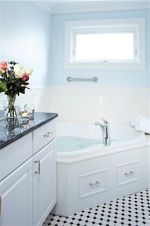 simsearch:872-08915093,k - Filled soaking tub with running water and candles, Maine Stay Inn, Kennebunkport, ME. Photographie de stock - Rights-Managed, Code: 872-08914971