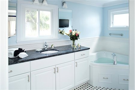 simsearch:872-08914934,k - Bathroom with filled soaking tub, Maine Stay Inn, Kennebunkport, ME. Photographie de stock - Rights-Managed, Code: 872-08914972
