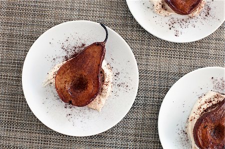 simsearch:872-08915093,k - Poached pear sitting over whipped cream with cinnamon, English Meadows Inn, Kennebunk, ME. Photographie de stock - Rights-Managed, Code: 872-08914998