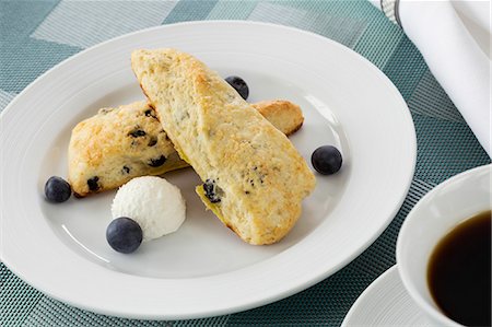simsearch:872-08915093,k - Scones on a plate with blueberries, English Meadows Inn, Kennebunk, ME. Photographie de stock - Rights-Managed, Code: 872-08914993