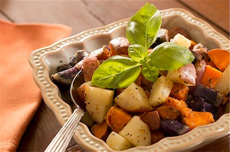 simsearch:872-08915064,k - Diced potatoes in dish with serving spoon, Olde Rhinebeck Inn, Rhinebeck, NY. Foto de stock - Direito Controlado, Número: 872-08915006