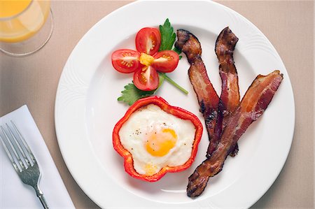 simsearch:695-05772521,k - Fried egg in a red pepper with bacon, Friends Lake Inn, Chestertown, NY. Photographie de stock - Rights-Managed, Code: 872-08915008