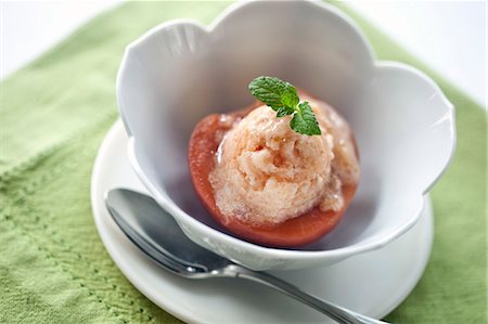 simsearch:872-08915093,k - poached peach with sorbet in bowl, Albemarle Inn, Asheville, NC. Photographie de stock - Rights-Managed, Code: 872-08915017