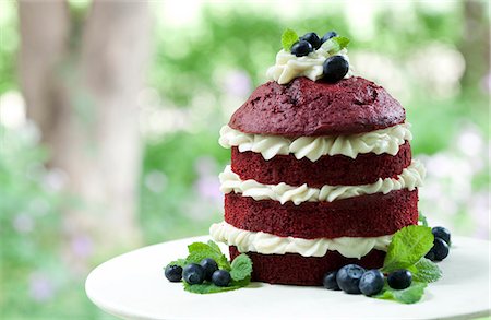 pension mit frühstück - Stacked red velvet cake with whipped cream and blueberries, Irish Hollow, Galena, IL. Stockbilder - Lizenzpflichtiges, Bildnummer: 872-08915026