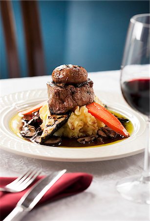 simsearch:872-08915064,k - Filet mignon served on mashed potatoes with mixed vegetables, Bayfield Inn, Bayfield, WI. Foto de stock - Direito Controlado, Número: 872-08915037