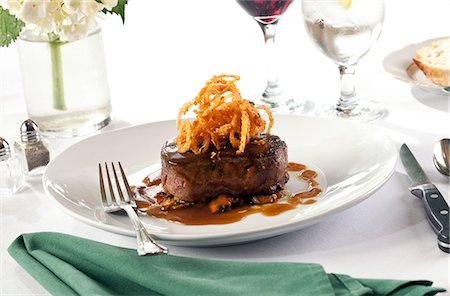 filet mignon - filet Mignon with frizzled onions, Club Continental, Orange Park, FL. Stockbilder - Lizenzpflichtiges, Bildnummer: 872-08915045