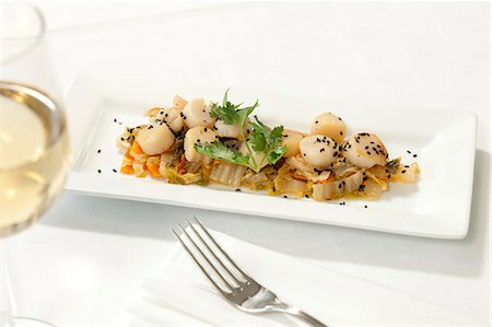 simsearch:872-08915043,k - Scallops served on rectangular serving tray, Fairview Inn, Jackson, MS. Photographie de stock - Rights-Managed, Code: 872-08915049