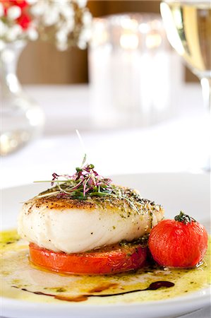 Swordfish served over tomato and olive oil, Club Continental, Orange Park, FL. Foto de stock - Con derechos protegidos, Código: 872-08915057