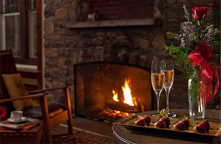 Champagne and chocolate covered strawberries in front of a fireplace, Laurel Lodge, Harper's Ferry, WV. Photographie de stock - Rights-Managed, Code: 872-08915090