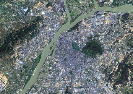 simsearch:872-08082731,k - Color satellite image of Nanjing, China. The city is situated in the Yangtze River Delta region. Image collected on October 14, 2013 by Landsat 8 satellites. Foto de stock - Con derechos protegidos, Código: 872-09185543