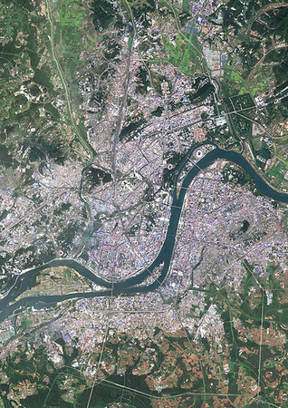simsearch:872-09185484,k - Color satellite image of Pyongyang, capital city of North Korea. It is located on the Taedong River. Image collected on November 02, 2017 by Sentinel-2 satellites. Foto de stock - Con derechos protegidos, Código: 872-09185595