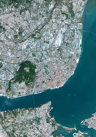 simsearch:872-09185484,k - Color satellite image of Lisbon, capital city of Portugal. It is situated at the mouth of the Tagus River. Image collected on September 02, 2017 by Sentinel-2 satellites. Foto de stock - Con derechos protegidos, Código: 872-09185656