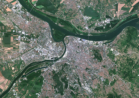 simsearch:872-09185676,k - Color satellite image of Belgrade, capital city of Serbia. It is located at the confluence of the Danube and Sava rivers. Image collected on October 02, 2017 by Sentinel-2 satellites. Photographie de stock - Rights-Managed, Code: 872-09185658