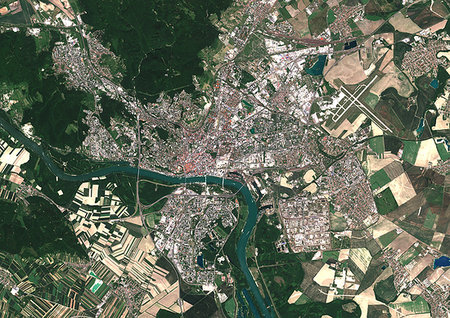 simsearch:872-09185484,k - Color satellite image of Bratislava, capital city of Slovakia. The city is crossed by the Danube River. Image collected on June 20, 2017 by Sentinel-2 satellites. Foto de stock - Con derechos protegidos, Código: 872-09185659