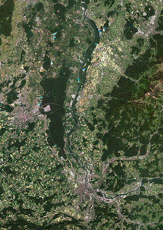 simsearch:872-09185770,k - Color satellite image of Basel in Switzerland, Mulhouse in France and Freiburg in Germany. The Rhine flows through this area. Image collected on June 19, 2017 by Sentinel-2 satellites. Photographie de stock - Rights-Managed, Code: 872-09185748
