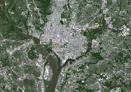 simsearch:872-09185503,k - Color satellite image of Washington D.C., capital of the United States. The south bank of the Potomac River forms the District of Columbia's border with Virginia. Image collected on May 16, 2017 by Sentinel-2 satellites. Foto de stock - Direito Controlado, Número: 872-09185805
