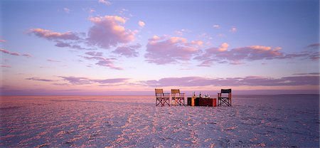 simsearch:873-06440448,k - Table et chaises dans le désert au coucher du soleil Kubu Island, Botswana Photographie de stock - Rights-Managed, Code: 873-06440159