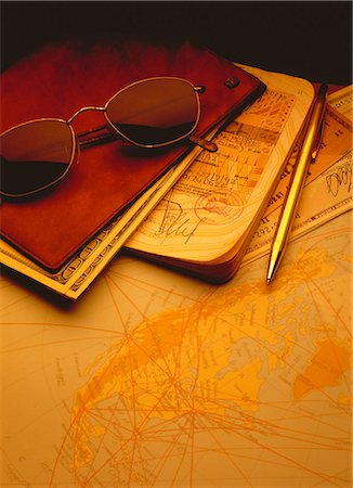 Passeport, stylo, carte d'or, argent lunettes de soleil, chèques de voyage et carte Photographie de stock - Rights-Managed, Code: 873-06440310