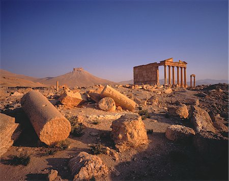 pilar - Columns in Desert Palmyra Ruins, Syria Foto de stock - Con derechos protegidos, Código: 873-06440340
