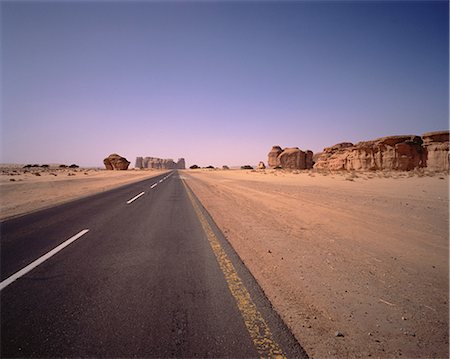 Route et Formations rocheuses près de Al'Ula, Arabie saoudite Photographie de stock - Rights-Managed, Code: 873-06440366