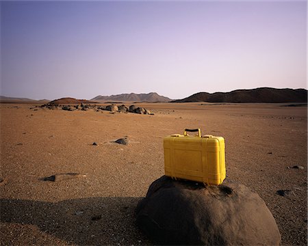 Suitcase on Rock in Arid Landscape, Brandberg Area Namibia, Africa Foto de stock - Con derechos protegidos, Código: 873-06440451