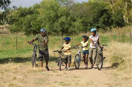 Family with Bicycles Foto de stock - Con derechos protegidos, Código: 873-06441211