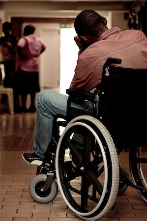 simsearch:873-06675608,k - African man sitting on a wheelchair in a clinic corridor Fotografie stock - Rights-Managed, Codice: 873-06675612
