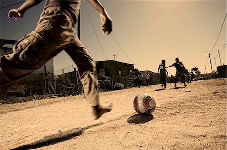 simsearch:873-07157030,k - Boys playing soccer in the township Photographie de stock - Rights-Managed, Code: 873-07156761